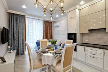 Aletleri olan bir mutfak ve güzel bir iç mekan.