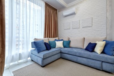 Güzel bir iç mekanı olan oturma odası.