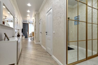 Güzel bir iç mekanı olan giriş salonu.