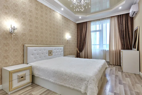 Güzel bir iç mekanı olan yatak odası.