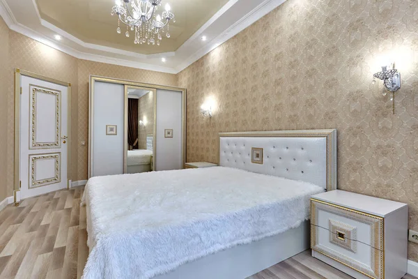 Güzel bir iç mekanı olan yatak odası.