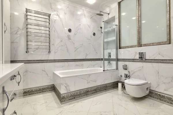 İçi güzel olan bir banyo.