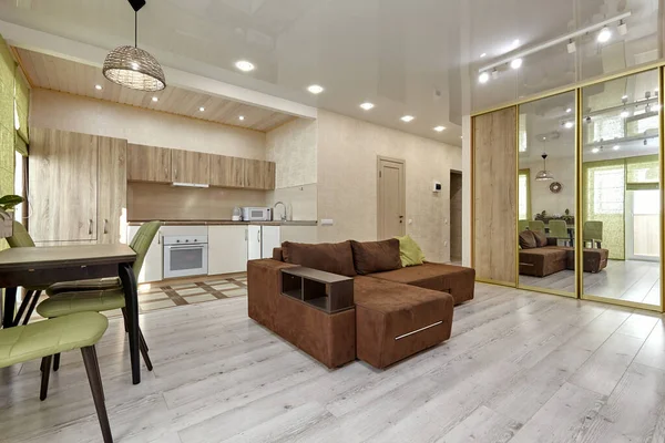 Güzel bir iç mekanı olan oturma odası.