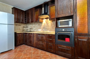 Aletleri olan bir mutfak ve güzel bir iç mekan.