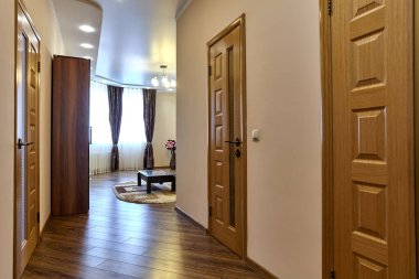 Güzel bir iç mekanı olan giriş salonu.