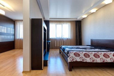 Güzel bir iç mekanı olan yatak odası.