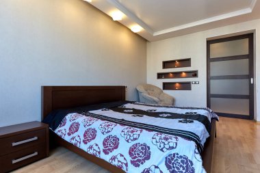 Güzel bir iç mekanı olan yatak odası.