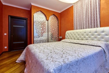 Güzel bir iç mekanı olan yatak odası.