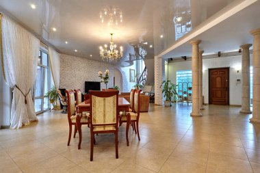 Güzel bir iç mekanı olan oturma odası.