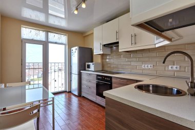 Aletleri olan bir mutfak ve güzel bir iç mekan.