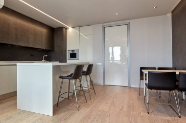 Aletleri olan bir mutfak ve güzel bir iç mekan.