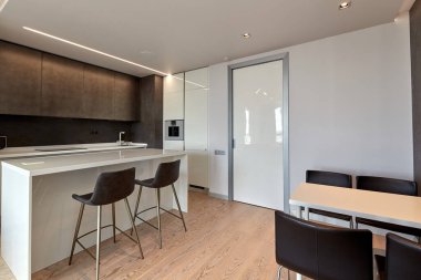 Aletleri olan bir mutfak ve güzel bir iç mekan.