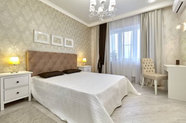 Güzel bir iç mekanı olan yatak odası.