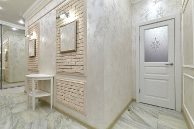 Güzel bir iç mekanı olan giriş salonu.