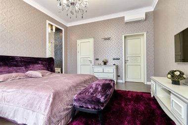 Güzel bir iç mekanı olan yatak odası.