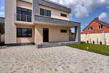 Kır evi ön cephesi ve avlusu