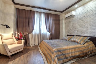 Güzel bir iç mekanı olan yatak odası.