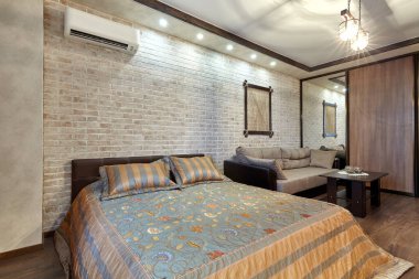 Güzel bir iç mekanı olan yatak odası.