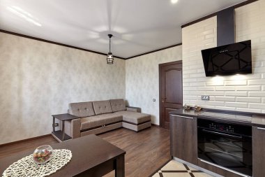 Aletleri olan bir mutfak ve güzel bir iç mekan.