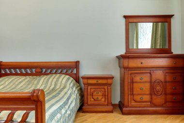 Güzel bir iç mekanı olan yatak odası.