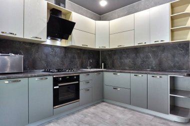 Aletleri olan bir mutfak ve güzel bir iç mekan.