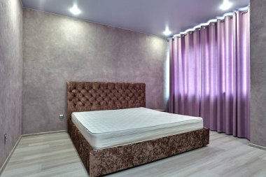 Güzel bir iç mekanı olan yatak odası.