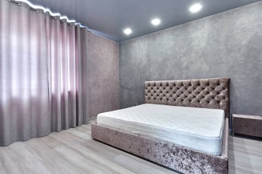 Güzel bir iç mekanı olan yatak odası.