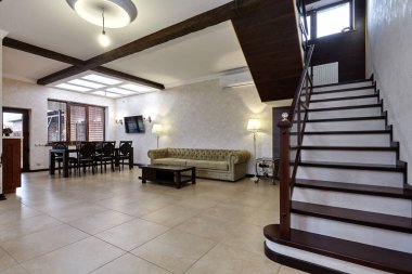 Güzel bir iç mekanı olan oturma odası.