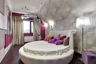 Güzel bir iç mekanı olan yatak odası.