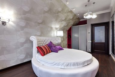 Güzel bir iç mekanı olan yatak odası.