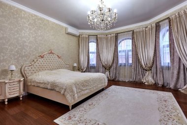 Güzel bir iç mekanı olan yatak odası.