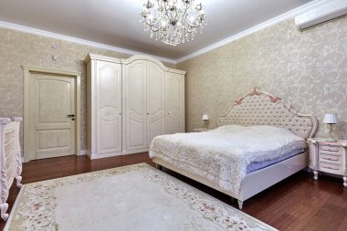 Güzel bir iç mekanı olan yatak odası.