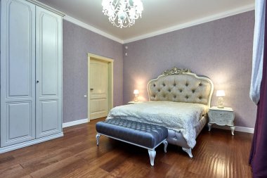 Güzel bir iç mekanı olan yatak odası.