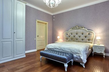 Güzel bir iç mekanı olan yatak odası.