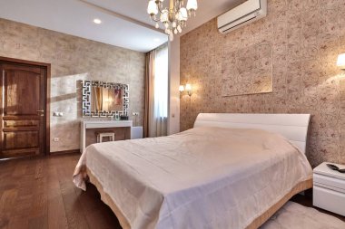 Güzel bir iç mekanı olan yatak odası.