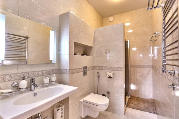 İçi güzel olan bir banyo.