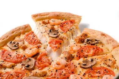 Karides ve mantarlı pizza ve esnek peynirli dilim..