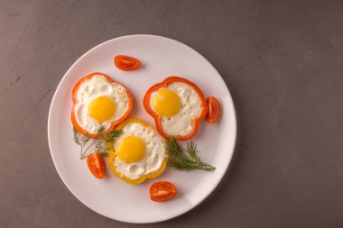 Dolmalık biberli sahanda yumurta..