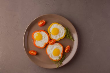 Dolmalık biberli sahanda yumurta..