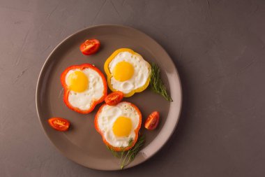 Dolmalık biberli sahanda yumurta..