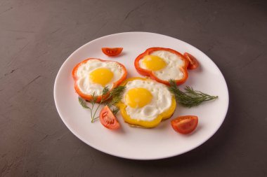 Dolmalık biberli sahanda yumurta..