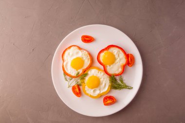 Dolmalık biberli sahanda yumurta..