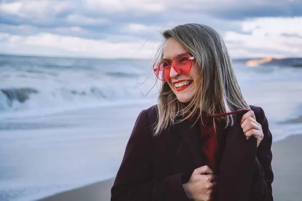 Chica en la orilla del mar de invierno — Foto de Stock