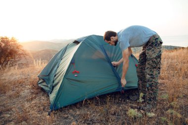 Turist bir çadır kurar
