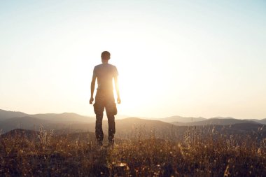 Adam tepeyi fethetti.