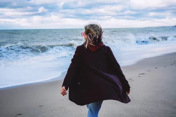 冬の海岸の女の子 ロイヤリティフリーのストック画像