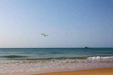 Sahilde bir uçak.