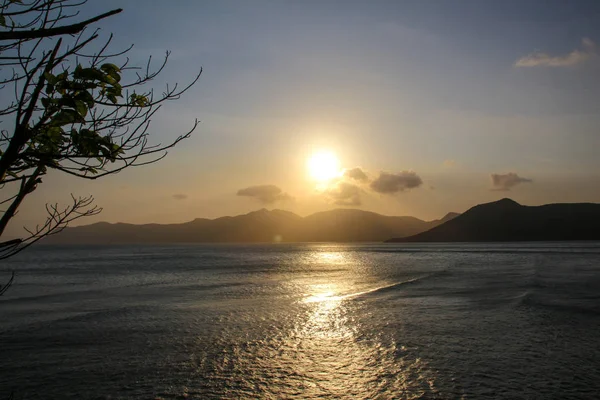 Solen går ner i Con Dao öarna — Stockfoto