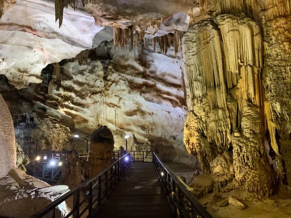 Paradicsom barlang a nemzeti park Vietnam — Stock Fotó