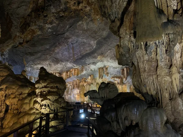 Paradise Cave in the national park Vietnam — Stock Photo, Image